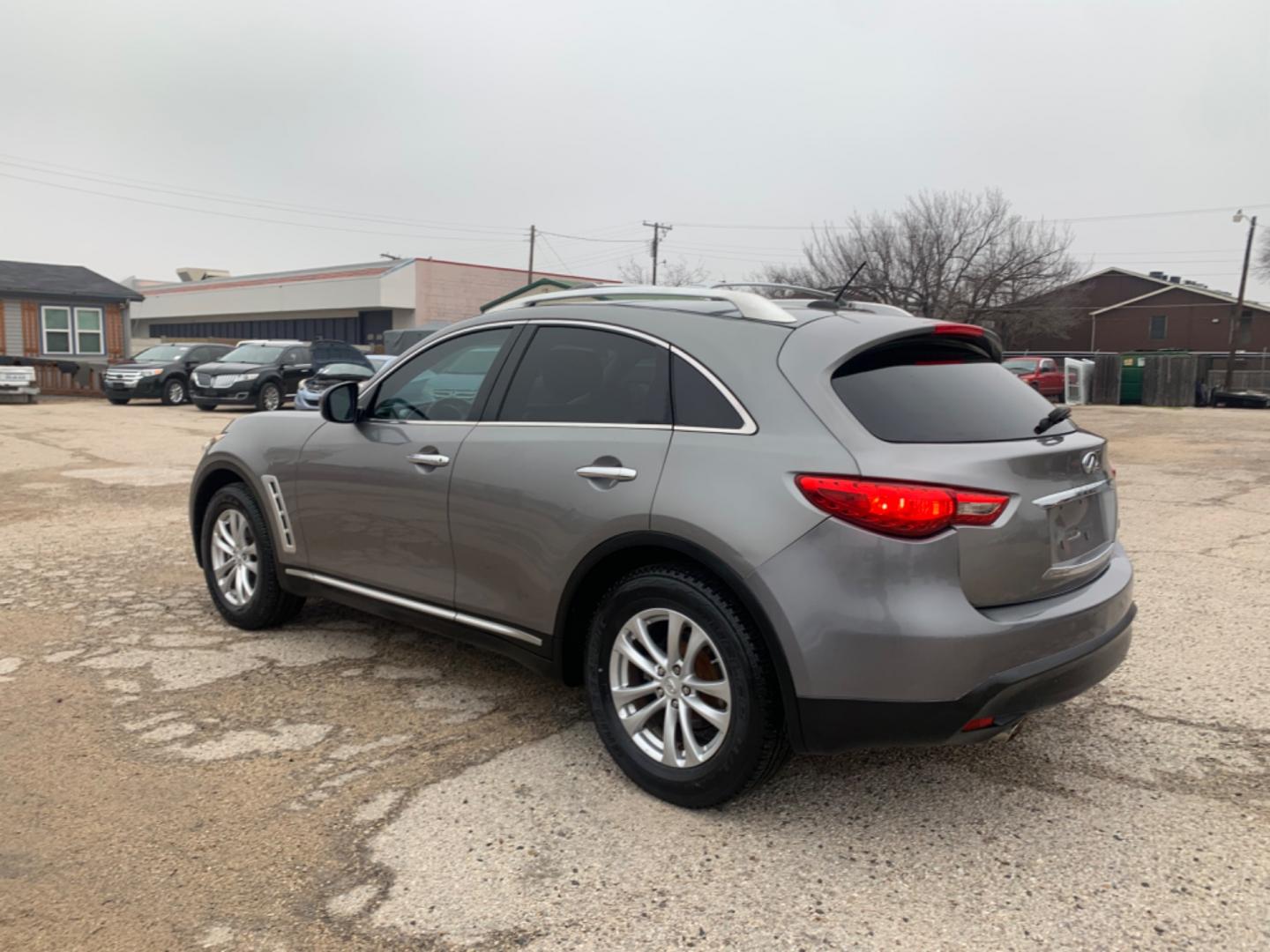 2009 Gray /Black Infiniti FX FX35 2WD (JNRAS18U39M) with an 3.5L V6 DOHC 24V engine, Automatic transmission, located at 1830 North Belt Line Road, Irving, TX, 75061, (469) 524-0199, 32.834373, -96.993584 - Photo#5